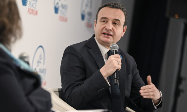Kurti në Paris flet për progres ekonomik të Kosovës që nga viti 2000 e këndej, i përmend edhe njohjet e fundit