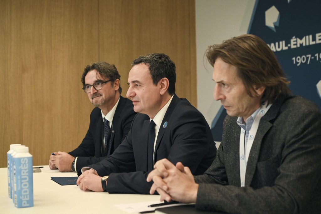 Kurti nga Franca: Heqja e masave të BE-së kundër Kosovës është vonuar shumë