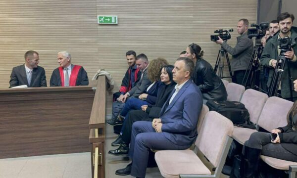 Sveçla nuk shkon në seancën për gazin lotsjellës, Gjykata lëshon urdhëresë për sjelljen e tij me detyrim