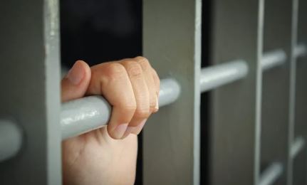 Dyshohet se dhunoi një 14-vjeçare, kërkohet paraburgim ndaj të pandehurit