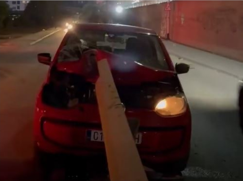 Vetaksident në Prishtinë, vetura godet mbrojtësen anësore