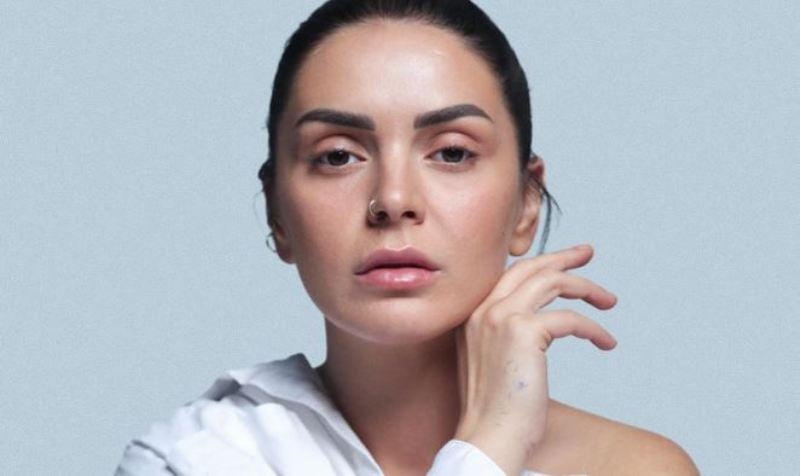 Me këmishë nate e pa pikë grimi, Fifi në gjendje aspak të mirë – kështu s’do të mund ta shoh as familja e saj