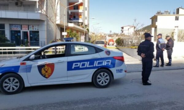 Durrës: Vrau babanë me thikë, 25-vjeçari shfaqet duke qeshur në sallën e gjyqit