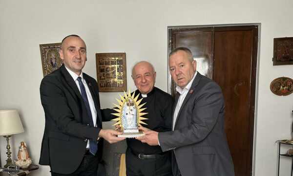 Përfaqësuesit e OVL-UÇK-së takojnë njeriun me ndikim në Vatikan, flasin për rëndësinë e së vërtetës historike