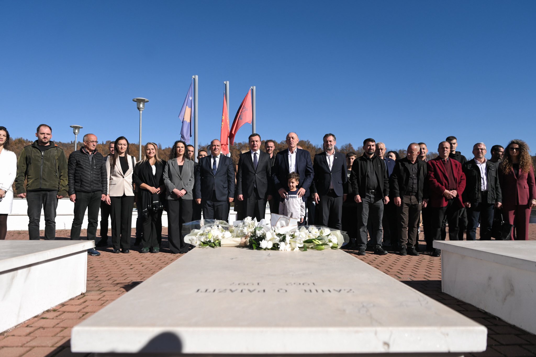 Kurti bën homazhe te varri i Zahir Pajazitit