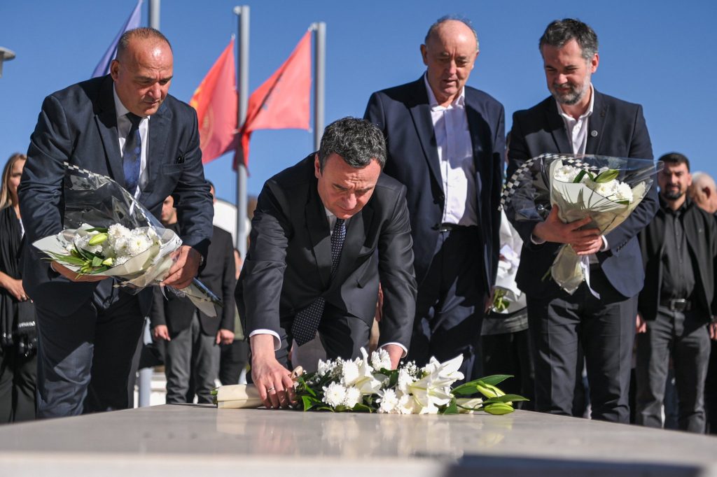 Albin Kurti bën homazhe te varri i Zahir Pajazitit: Zahir Pajaziti, emër i cili kujtohet e nderohet nga populli mbarë e frymëzim për ushtrinë e Kosovës