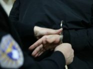 Arrestohet një polic i Serbisë, i konfiskohen municion dhe afro 10 mijë euro