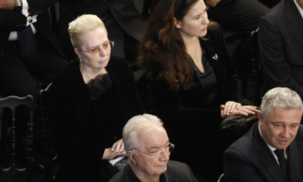 Media shqiptare: Ish-gruaja e Fatos Nanos s’ishte në ceremonië mortore, disa e ngatërruan Shefikat Ngjelën me të