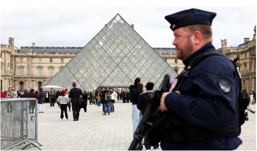 Dy të dyshuar për vjedhjen e bizhuterive në Luvër u dënuan për vjedhje në vitin 2015