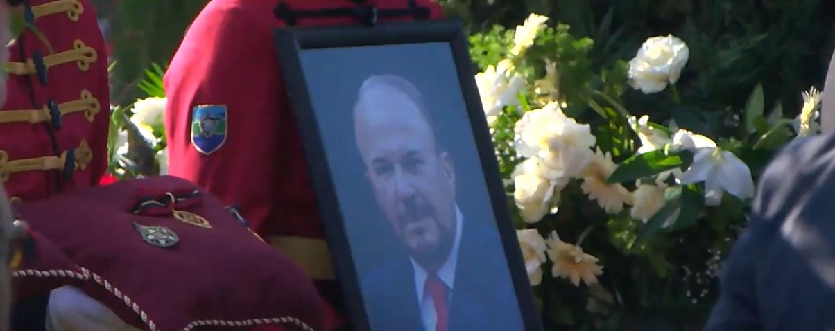 Varroset Fatos Nano, trupa ushtarake e nderoi me të shtëna armësh