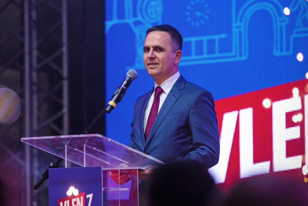 Kasami shpall fitoren në Tetovë, fton qytetarët të festojnë në sheshin “Iliria”