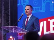 Kasami shpall fitoren në Tetovë, fton qytetarët të festojnë në sheshin “Iliria”