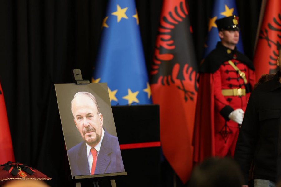 Ambasada e Shqipërisë në Prishtinë hap librin e ngushëllimeve për Nanon