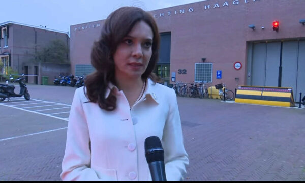 Kryediplomatja e Shqipërisë viziton Hashim Thaçin në Hagë: E gjeta në gjendje të mirë – procesi të mbyllet me drejtësi historike