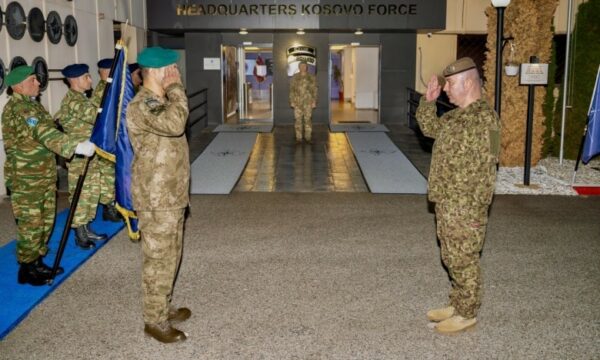 Komandanti i KFOR-it takon gjeneralin leton, flasin për sigurinë në Kosovë