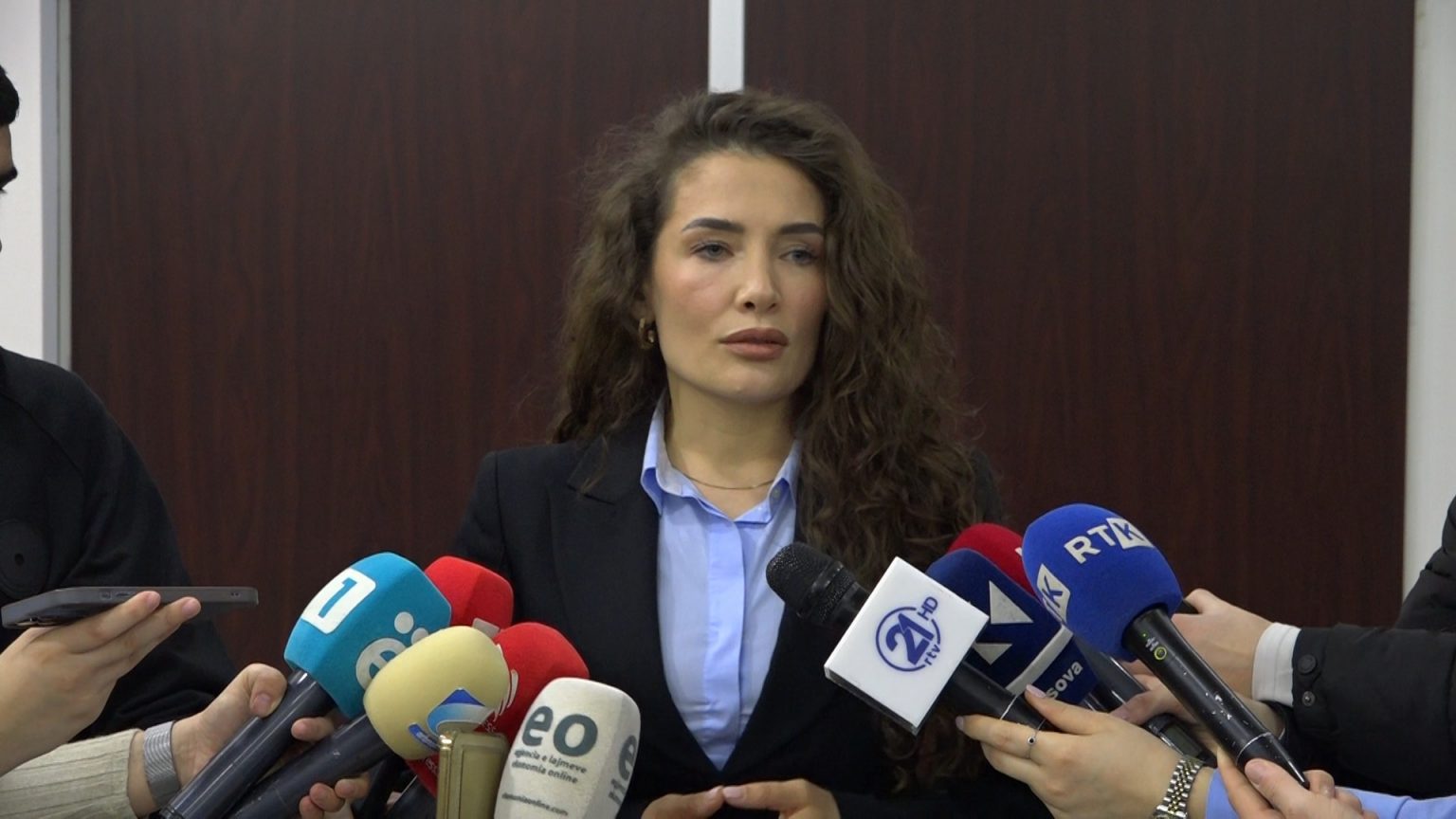 Ironizon Ariana Musliu pas mandatimit të Konjufcës- “Ali Hoxha-Hoxhë Alia, krejt njëjt”