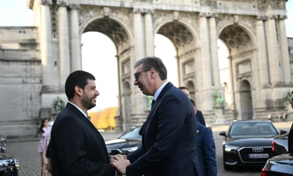 Vuçiq me zyrtarë të lartë në Bruksel, flet për kohëra të vështira dhe të pasigurta