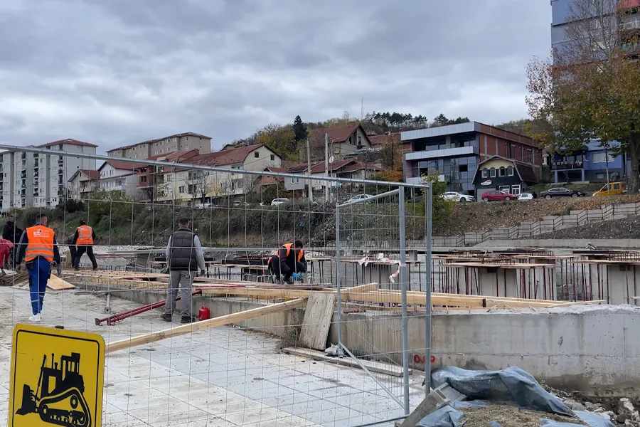 Rinisin punimet në urën që lidhë Mitrovicën, Nimani: Po hetohet rasti i rritjes së nivelit të ujit