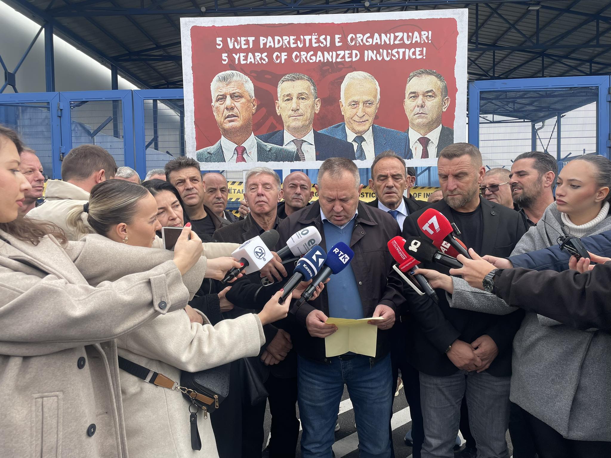 Veteranët me aksion simbolik para objektit të EULEX-it