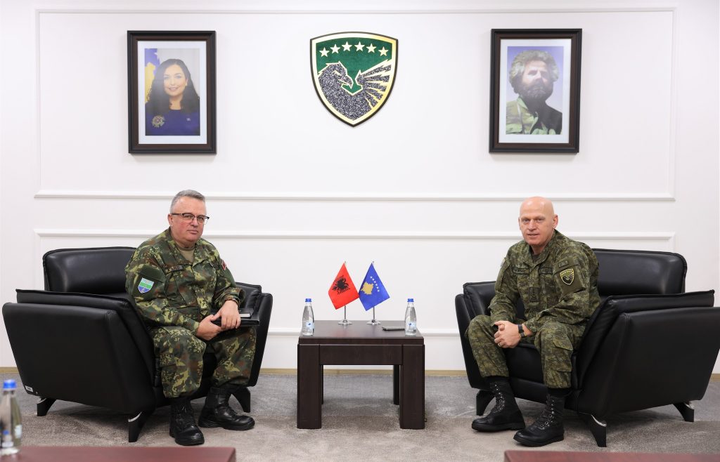 Komandanti i FSK-së priti delegacionin e FARSH-së, diskutohet intensifikimi i bashkëpunimit