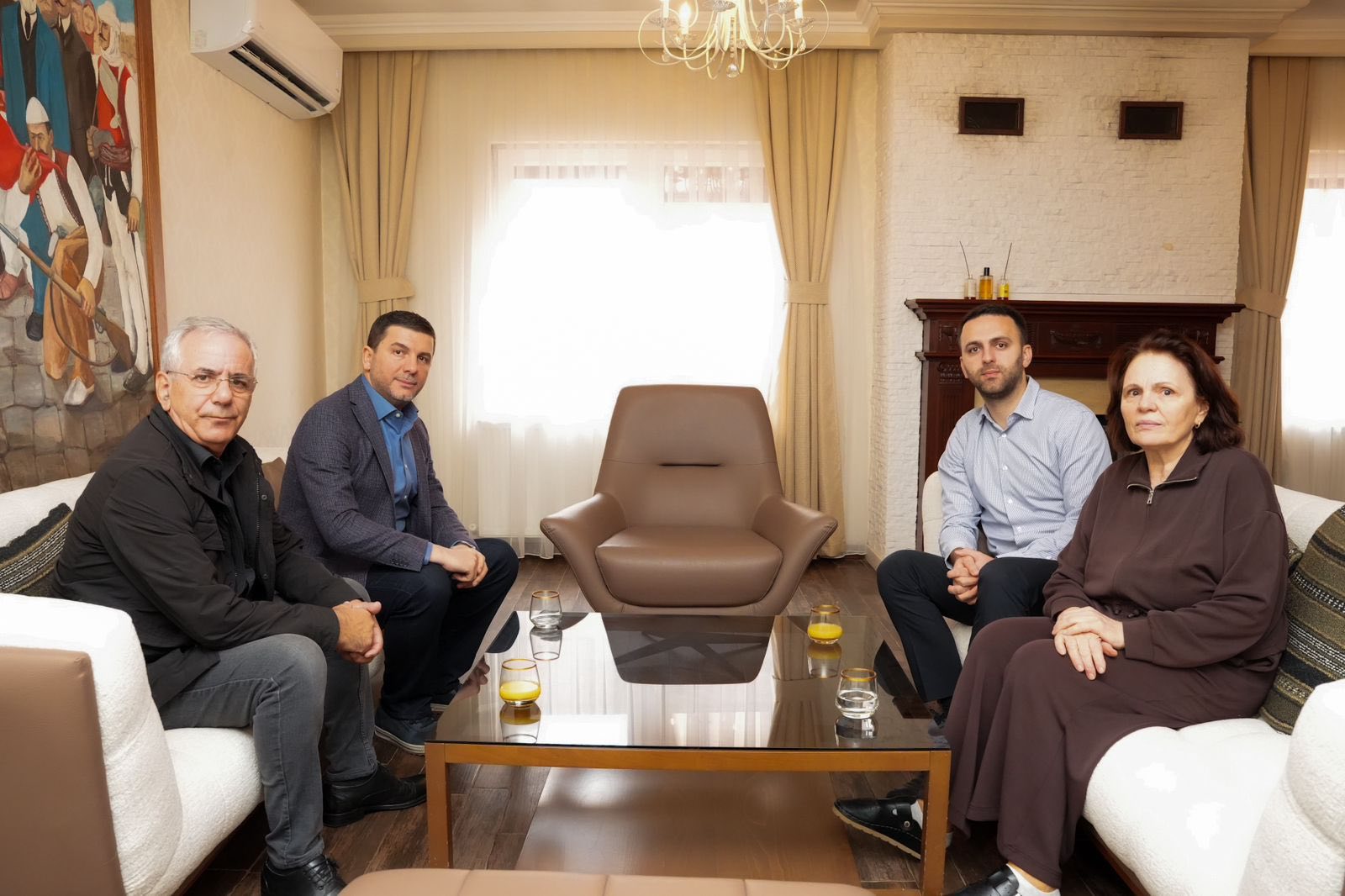 Memli Krasniqi viziton familjet Thaçi, Veseli dhe Krasniqi