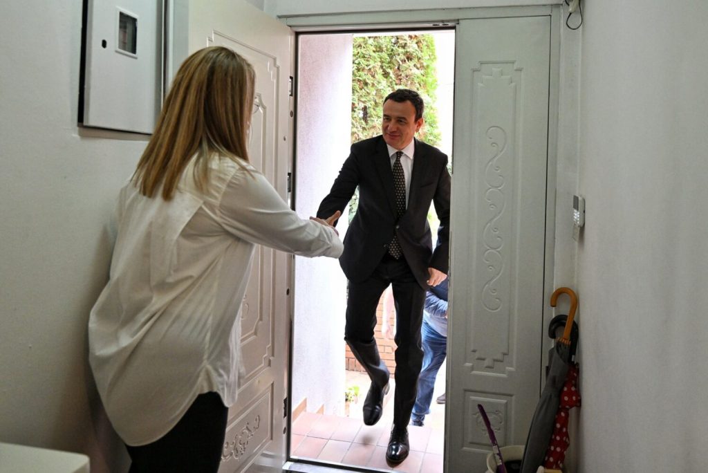 Pesë vjet në Hagë, Albin Kurti viziton familjen e Rexhep Selimit