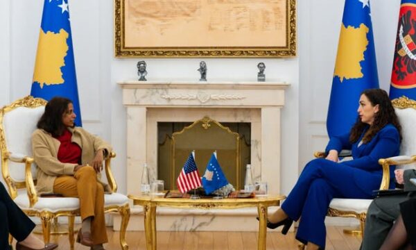 Osmani njofton se dje e ka takuar Prattipatin për të folur rreth “zhvilllimeve të fundit dhe sigurisë”