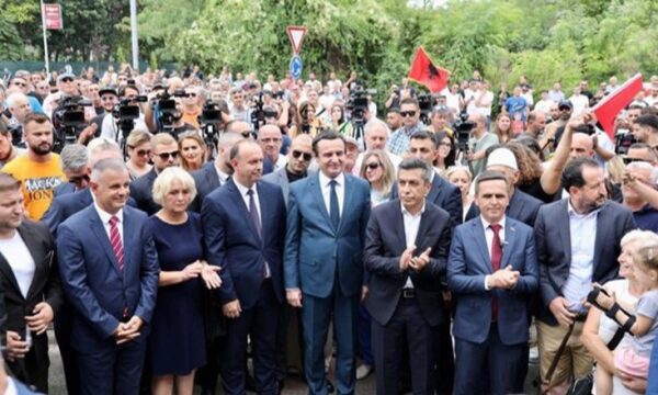 Kurti e feston fitoren e VLEN në disa komuna në Maqedonin e Veriut