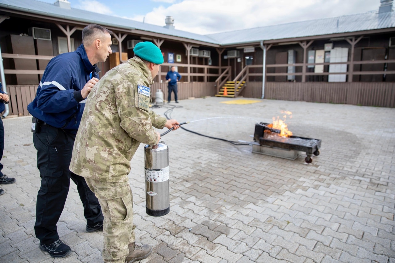 kfor-zhvillon-trajnime-kunder-zjarreve-ne-kampin-bondsteel