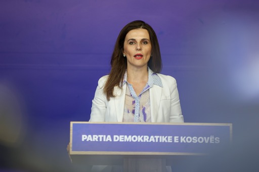 Vlora Çitaku, Kurtit: Shpërndarja e 100 eurove për studentët, abuzim me taksat e qytetarëve për qëllime elektorale