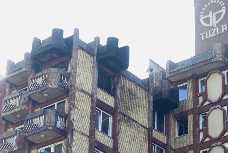 Dy vdekje në spital e çojnë në 13 numrin e viktimave nga zjarri në Bosnjë