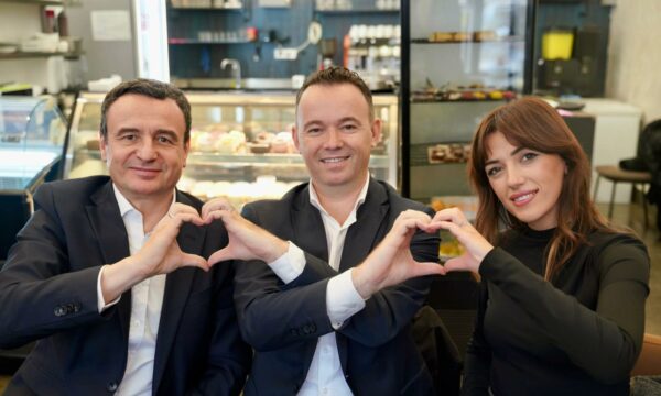 te-dielen-balotazhi-kurti-zhvendoset-ne-mitrovice-haxhiu-publikon-foto-me-te-dhe-pecin