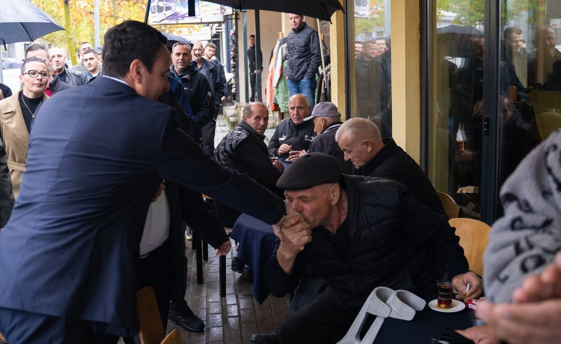 Një i moshuar i puth dorën Albin Kurtit gjatë vizitës në Vushtrri