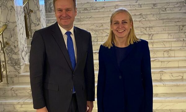 Sorensen takohet me kryediplomaten finlandeze, thotë se diskutuan në “detaje” për dialogun Kosovë-Serbi