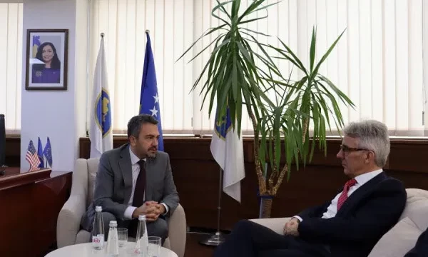 Radoniqi takohet me ambasadorin gjerman, flasin për balotazhin
