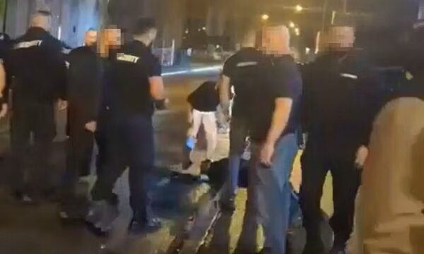 Përleshje para klubit në Zvicër: Kosovari që punonte si sigurim theret me thikë, disa të tjerë mbeten të plagosur