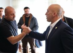 Haradinaj shkon për ngushëllime në Gjakovë te babai i 24-vjeçares që vdiq në Tetovë