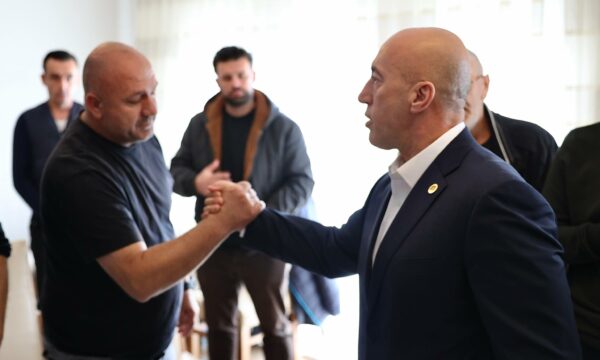Haradinaj shkon për ngushëllime në Gjakovë te babai i 24-vjeçares që vdiq në Tetovë