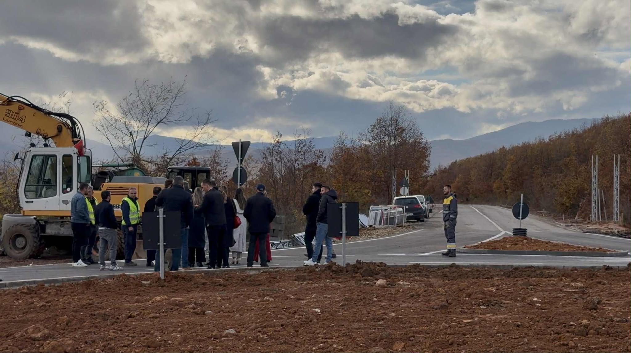 AVONET: Mashtrim publik, Qeveria po e ‘inauguron’ rrugën e papërfunduar një ditë para balotazhit