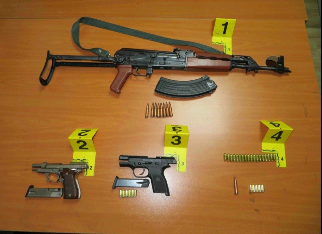 Policia ndalon dy persona në Vushtrri, sekuestron armë dhe municion