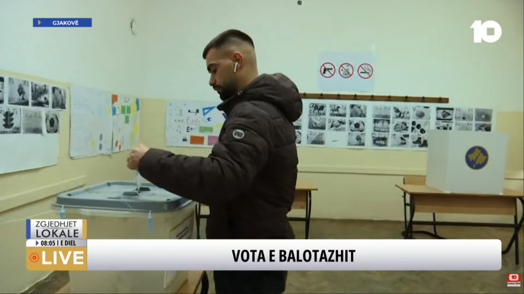 Gazetari i Kanal 10 Florjan Karaqi pas raportimeve nga Gjakova, ushtron të drejtën e votës në këtë qytet