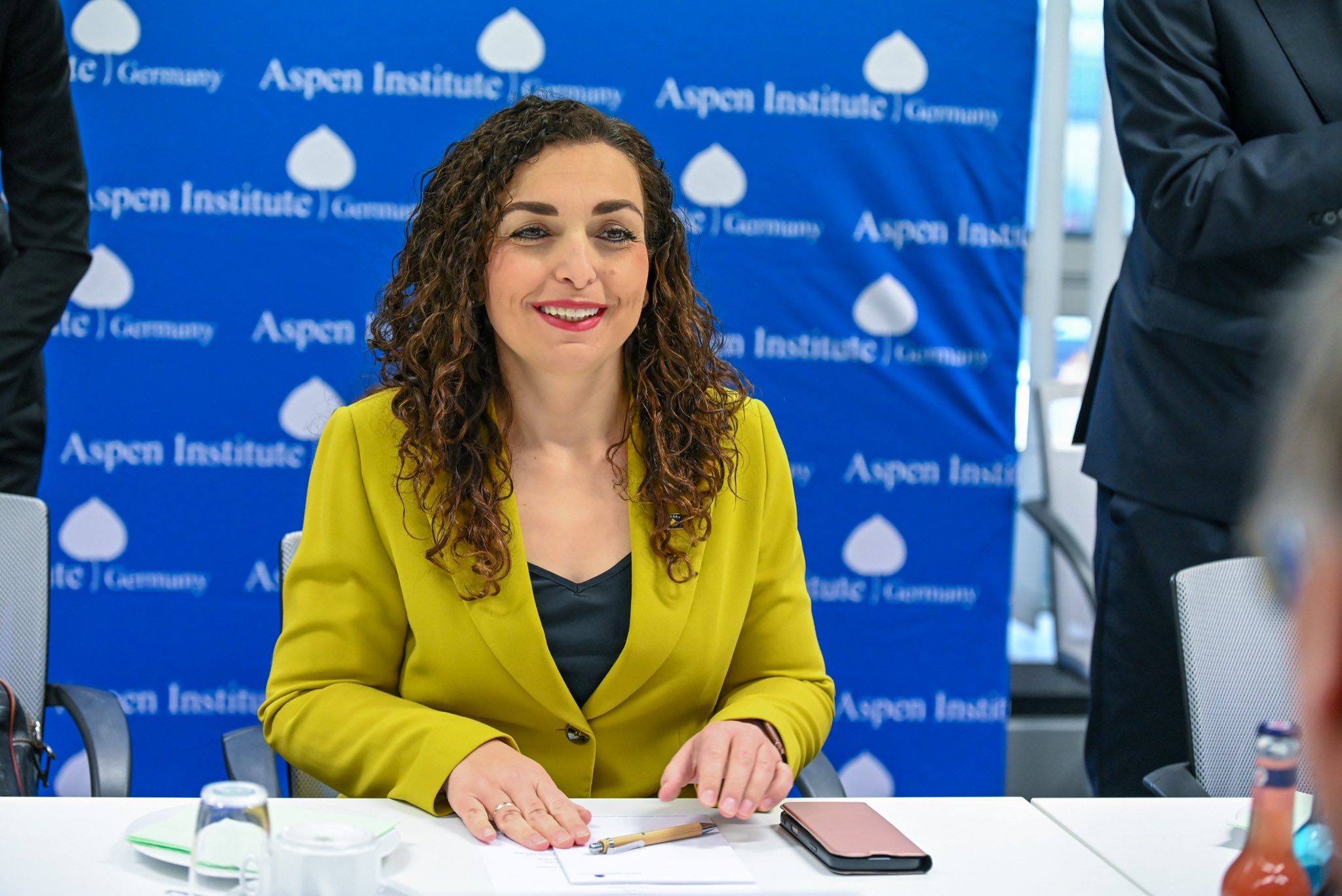 Vjosa Osmani: Proceset në nivel nacional po zhvillohen në përputhje me Kushtetutën, zgjedhjet e reja varen nga partitë politike