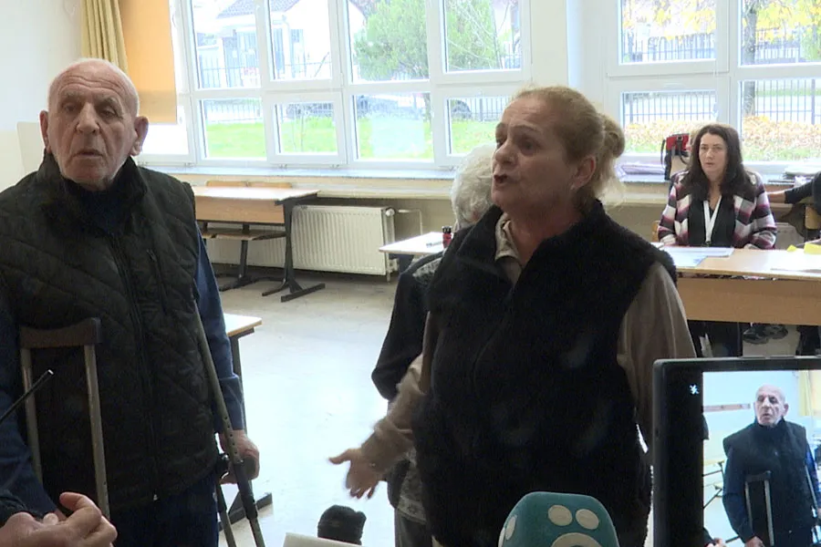 “Përplasja” në një qendër votimi në Gjakovë, qytetarja nuk lejohet të asistojë prindërit