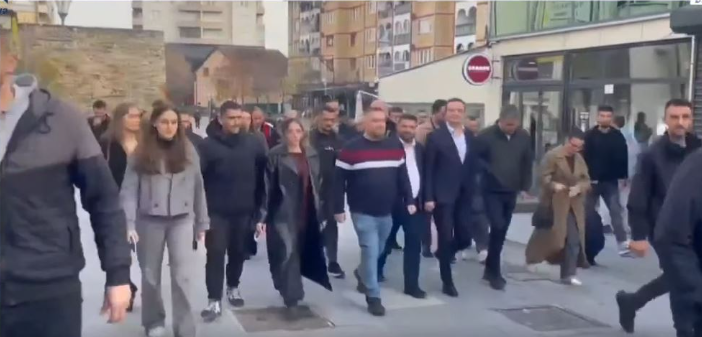 Kurti nuk ndalet as ditën e zgjedhjeve, bën ‘sfilata’ nëpër sheshin e Vushtrrisë me Mehollin dhe Tahirin