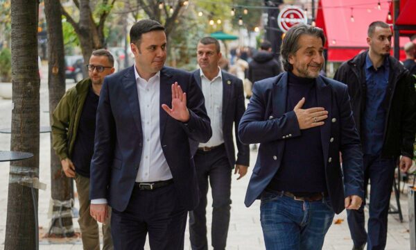 abdixhiku-xhiro-me-ramen-ne-shesh-kreu-i-ldk-se-publikon-fotografi