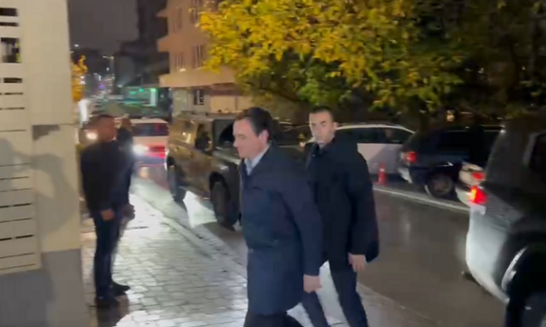 Kurti arrin në selinë e Vetëvendosjes, s’i komenton rezultatet e Exit Poll