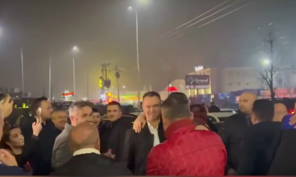 Peci pritet me përqafime e tupana