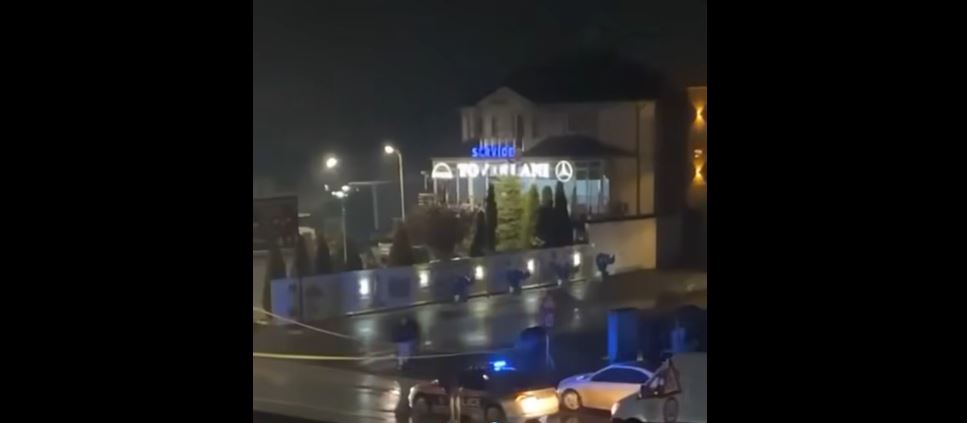 Llapjani dyshohet se e goditi me veturë, polici nxjerr armën