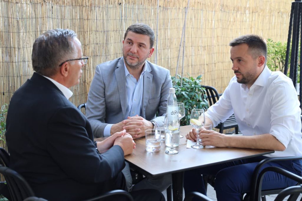 Reagon Memli Krasniqi: Mirënjohje për yllin e fushatës, Arian Tahiri – i vetëm përballë aparatit shtetëror