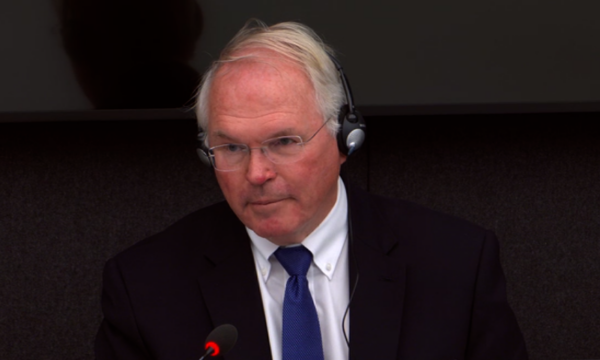 Hill: Përveç Millosheviqit, askush s’tha që Thaçi u përfshi në tortura ose abuzime, as Rugova s’e përmendi kurrë